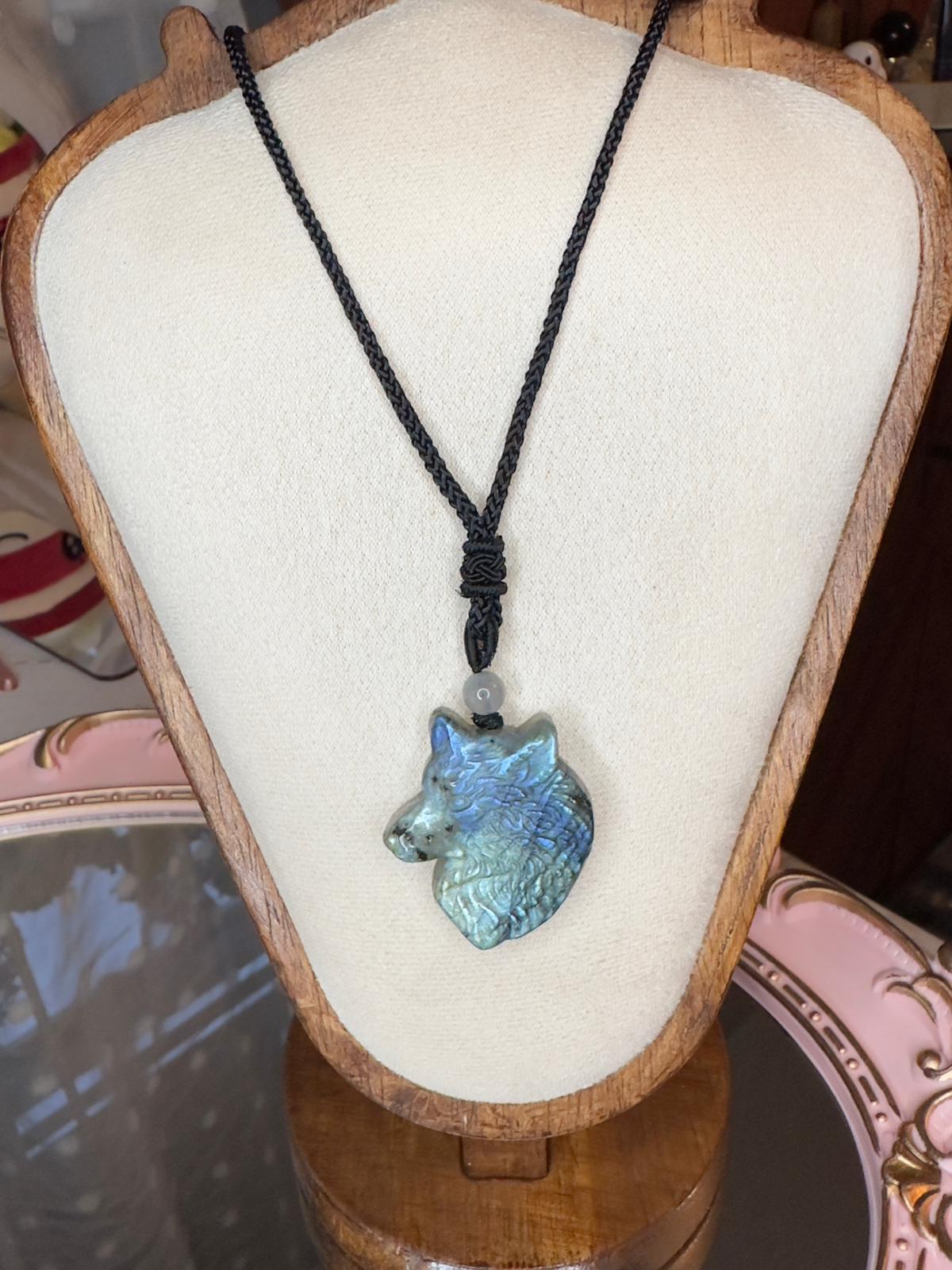 Labradorite Wolf Pendant – Guardian of Intuition & Strength